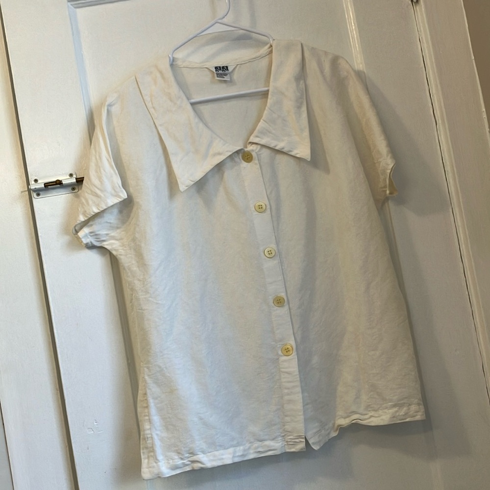 Gaga, off-white, linen, short-sleeved women’s blouse with side slits.